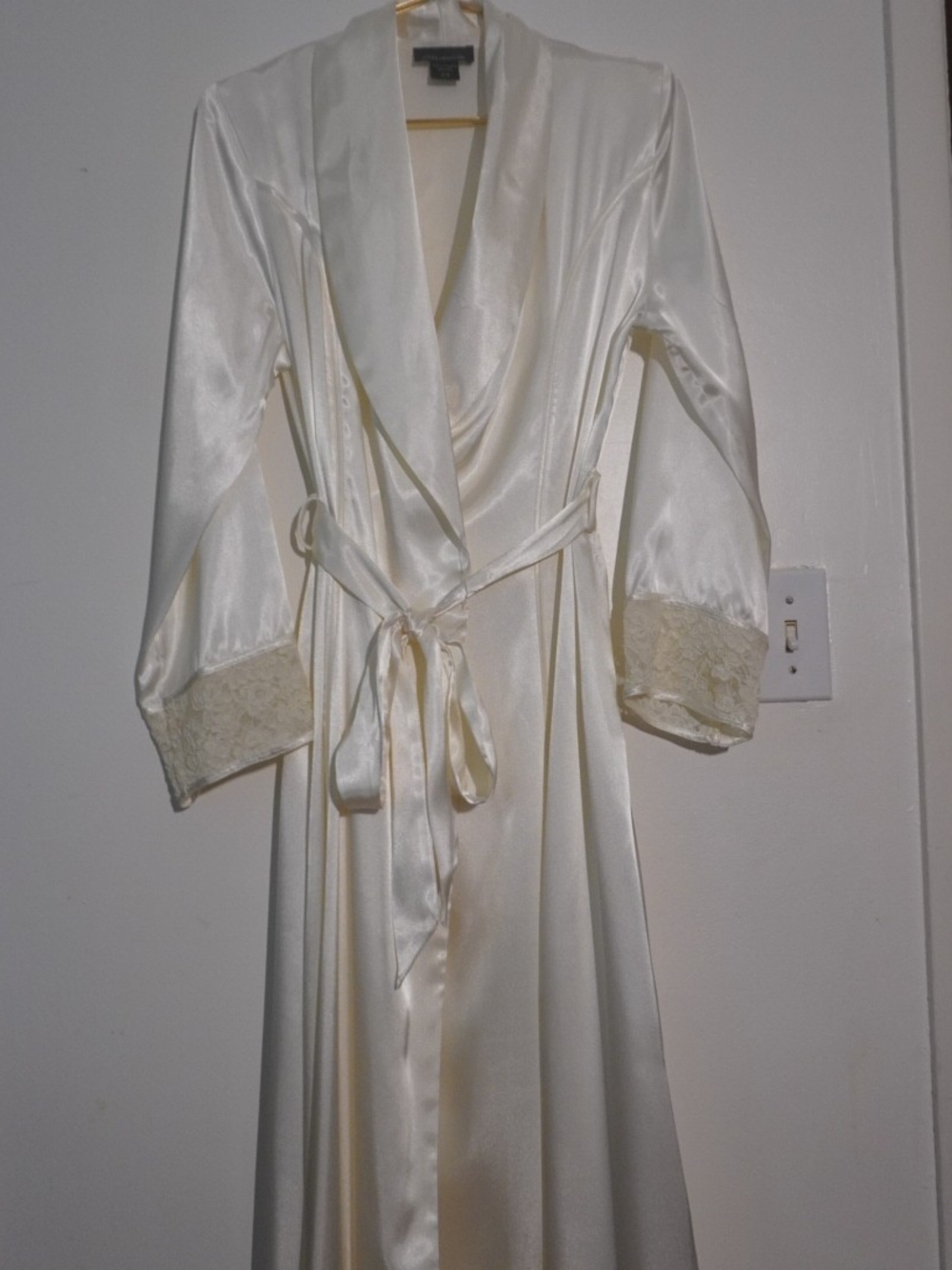 Jones New York Satin Ivory Long Robe with Lace Cuffs Decorative Sleeves Size S/M